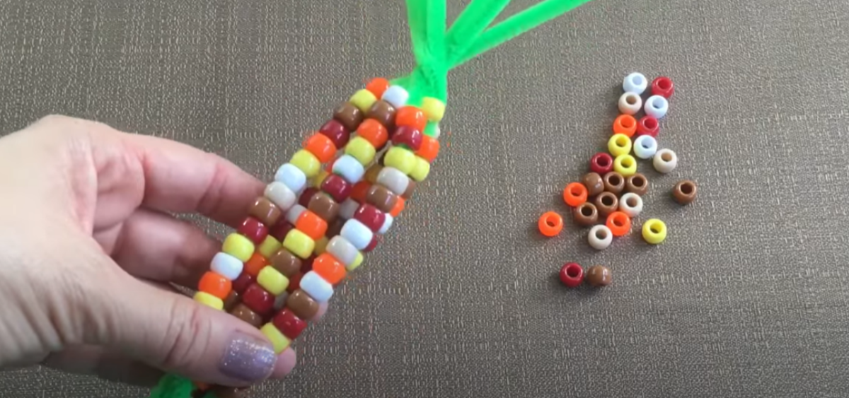 A fun bead thanksgiving corn on the cob made from pipe cleaners and beads. 