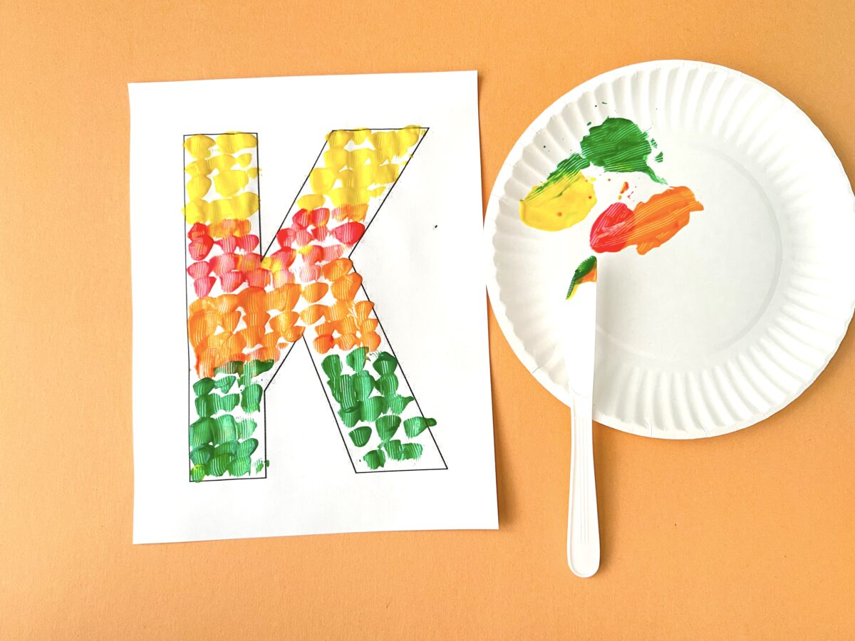 Fun painting a letter k with a knife activity for toddlers and preschoolers. 