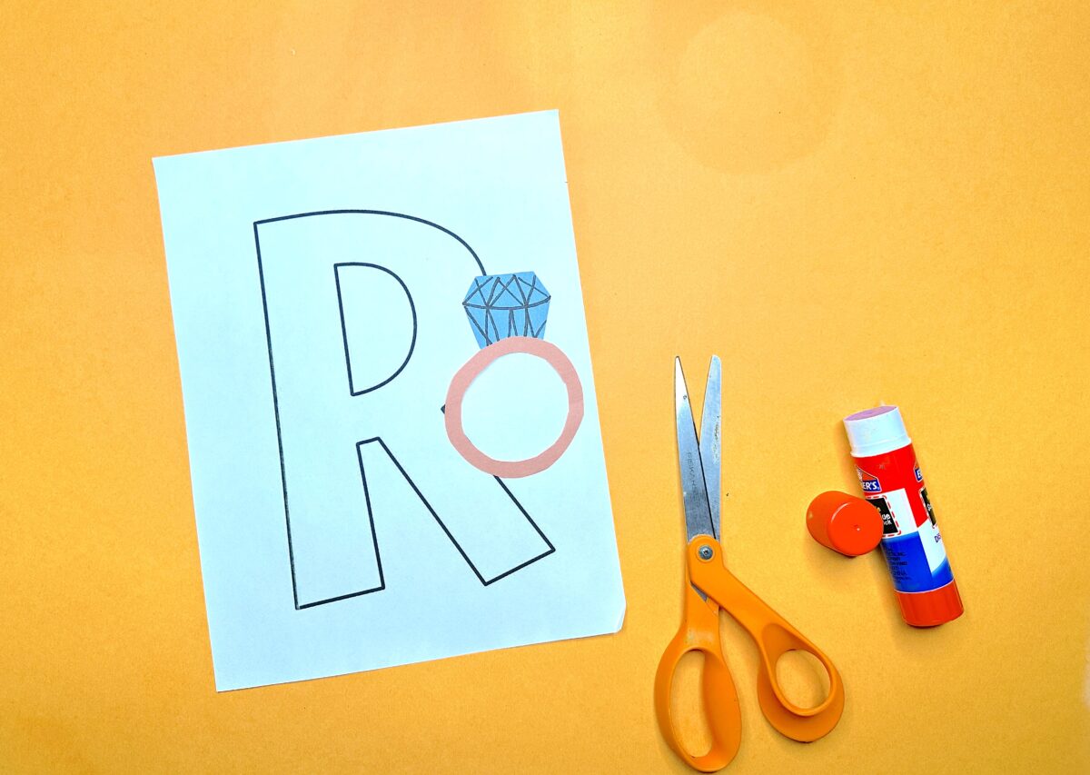 Fun letter R is for ring craft for toddlers and preschoolers from ABCmouse.com. 