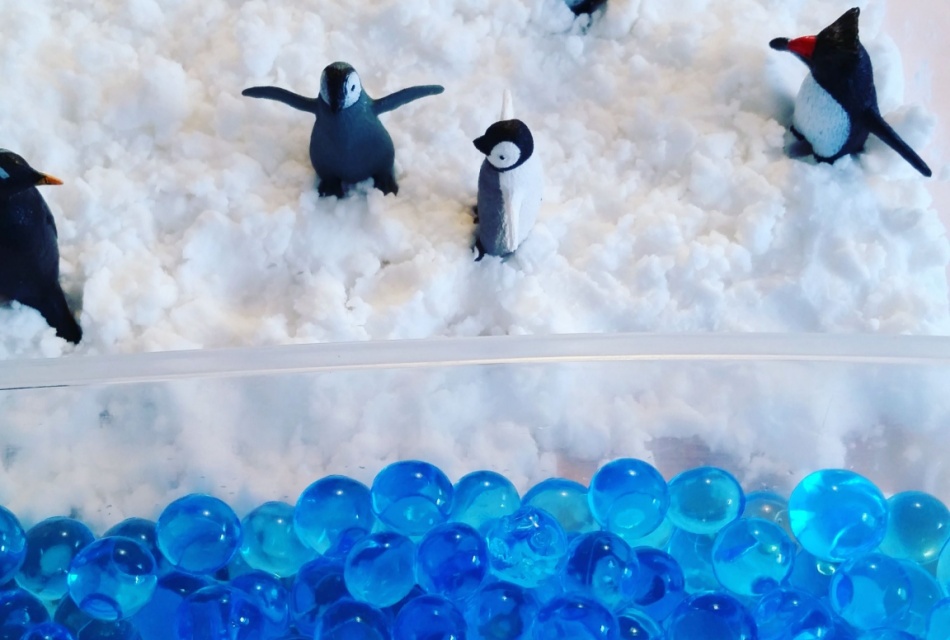 A fun ice sensory bin for a preschooler winter activity. 