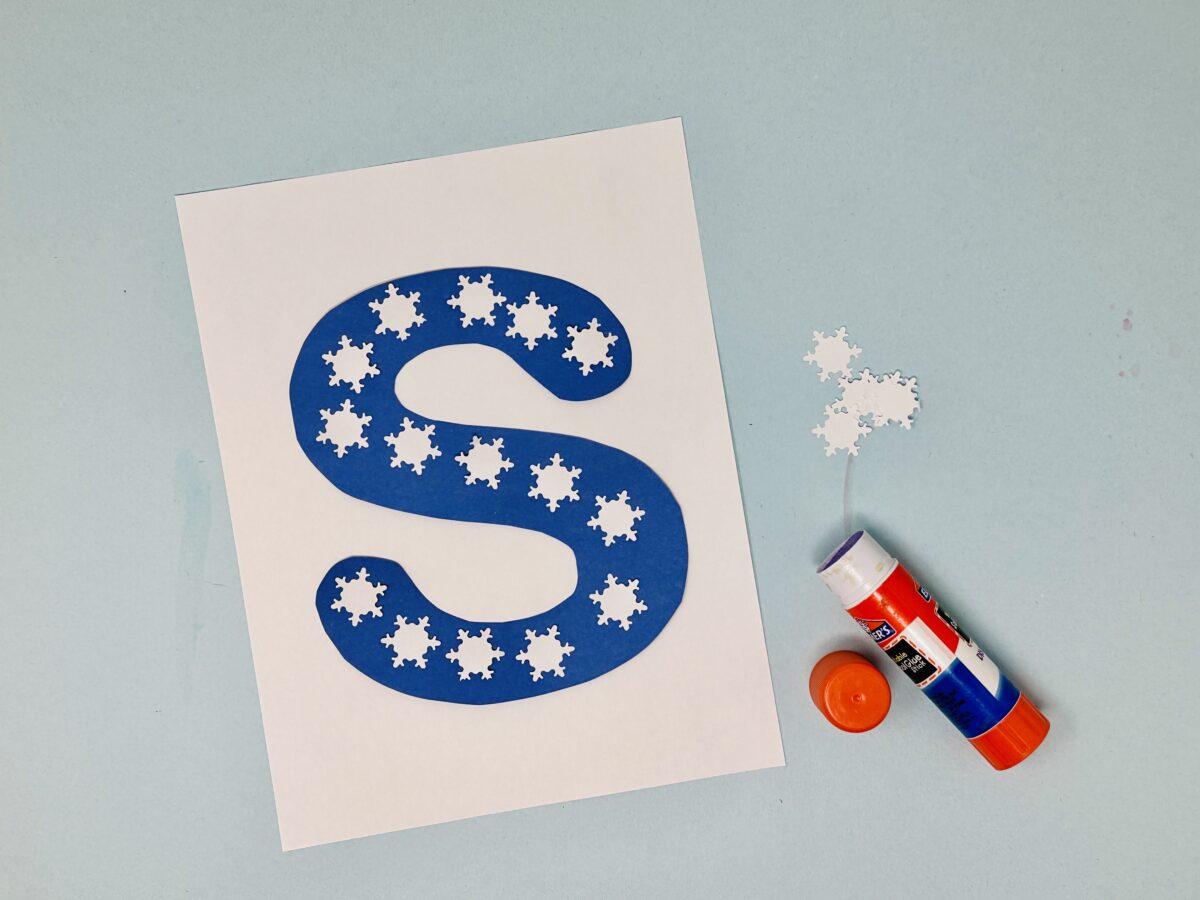 S is for snowflake fun letter s craft for preschoolers from ABCmouse.com. 